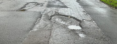 Los vecinos de este pequeño pueblo asturiano están hartos de los baches, así que han recurrido a la solución más efectiva: pintar penes 