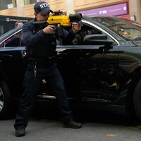 No es un videojuego ni una Super Soaker, este arma que dispara un rastreador GPS es lo último en persecuciones policiales  