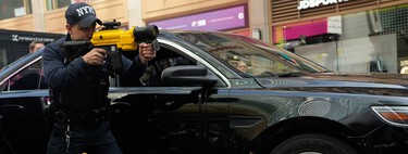 No es un videojuego ni una Super Soaker, este arma que dispara un rastreador GPS es lo último en persecuciones policiales  