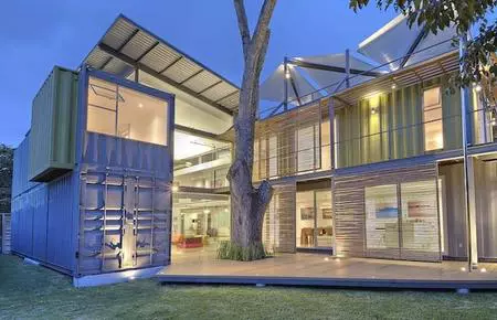 Puertas abiertas: una casa modular en Costa Rica con una cocina de ensueño