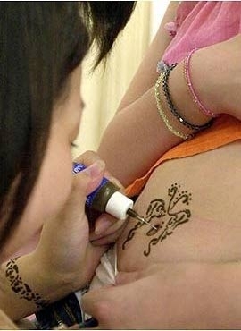 Ojo con los tatuajes de henna negra