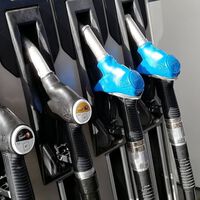 Con el precio de gasolina disparado, el Gobierno no descarta ayudas. Las gasolineras avisan: no van a asumir los descuentos