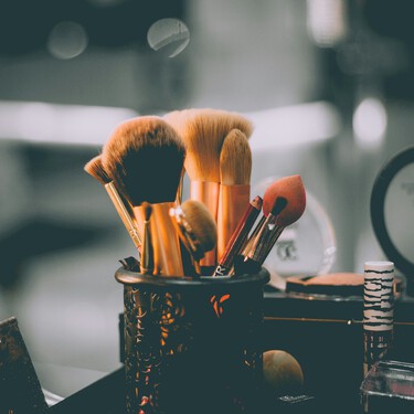 Junior Cedeño, maquillador: "Si no se limpian las brochas de maquillaje, se pueden obstruir los poros de la piel, causar acné e incluso provocar infecciones cutáneas"