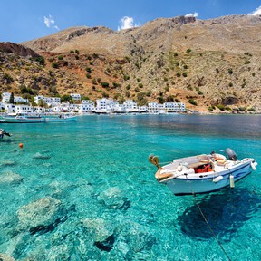 Pocos la conocen, pero esta isla es la mejor para viajar en septiembre: pescado exquisito muy barato y patrimonio milenario de la antigua Grecia 