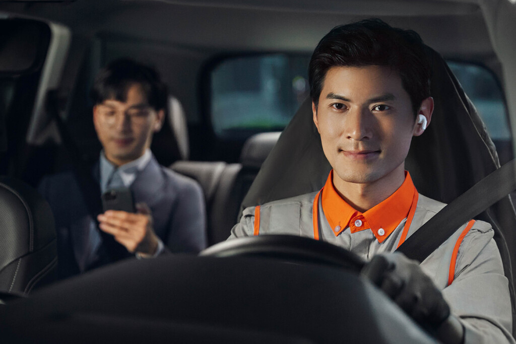 China ha hecho viral una alternativa brillante a Uber: lo que alquilas no es un taxi, sino solo un conductor para tu coche 