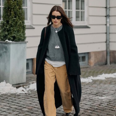 Estas nuevas Adidas en color carbón son las zapatillas más originales del momento y las favoritas de las chicas elegantes 