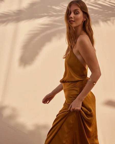 Invitadas de verano, atentas a estos siete vestidos de Hoss Intropía: son preciosos y todos están rebajados en Cortefiel