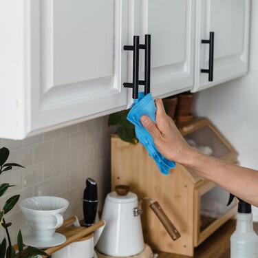 El truco de limpieza que arrasa en TikTok: elimina el polvo con estos ingredientes que tienes en casa