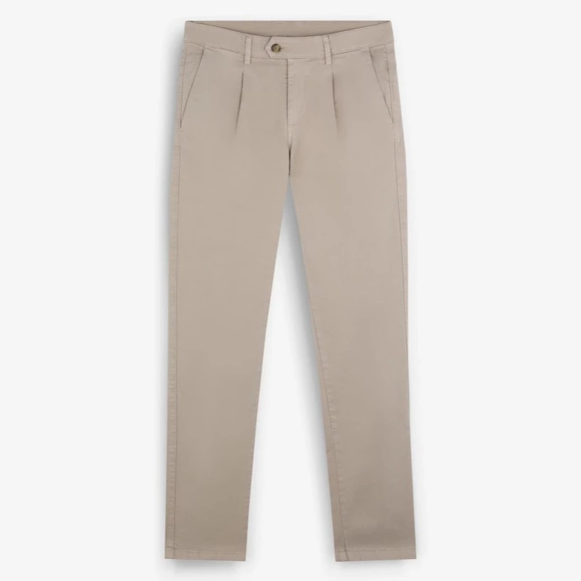 Pantalón chino de hombre con pinzas y trabillas Scalpers

