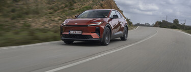 Probamos el Toyota C-HR+: un SUV eléctrico con hasta 607 km de autonomía, cómodo y equilibrado, que me ha convencido por lo bien que va