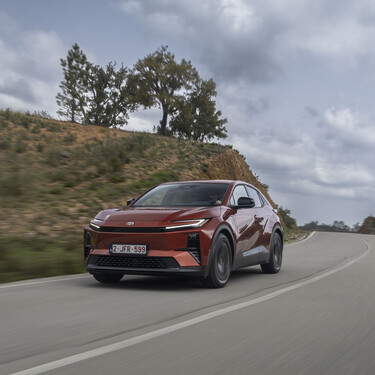 Probamos el Toyota C-HR+: un SUV eléctrico con hasta 607 km de autonomía, cómodo y equilibrado, que me ha convencido por lo bien que va