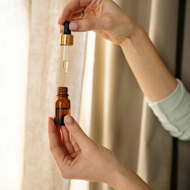 Este es el mejor aceite esencial antiarrugas y así es como tienes que integrarlo en tu rutina de cuidado de la piel, según un experto