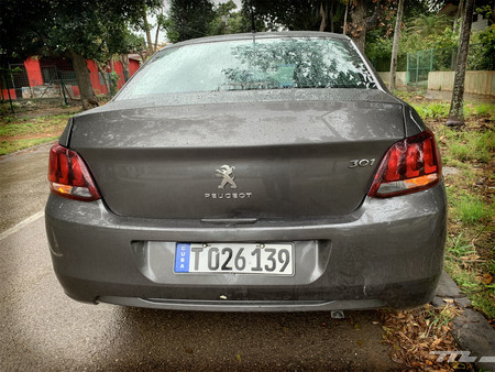 Peugeot 301 accidente parte posterior