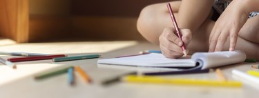 ¿Tienes un artista en casa? Te proponemos 13 originales ideas para conservar los dibujos de los niños