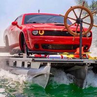 Esta aberración es la última gran idea de un YouTuber para hacer un vídeo: convertir un Dodge Challenger en un barco