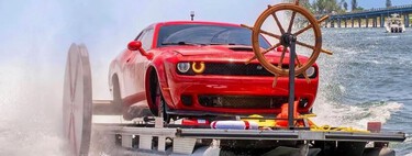 Esta aberración es la última gran idea de un YouTuber para hacer un vídeo: convertir un Dodge Challenger en un barco