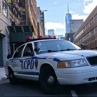 Reparar y tunear un coche para que sea clavadito al de la policía de GTA IV es épico y alguien lo está conduciendo por Manhattan