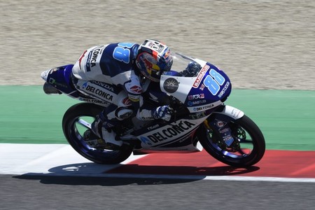 Jorge Martín le cede la pole a John McPhee tras ser sancionado con doce puestos por "rodar lento"