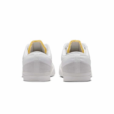 Para los perezosos, Nike tiene las zapatillas ideales que encajan con todo sin esfuerzo gracias a su comodidad y la simpleza del blanco 