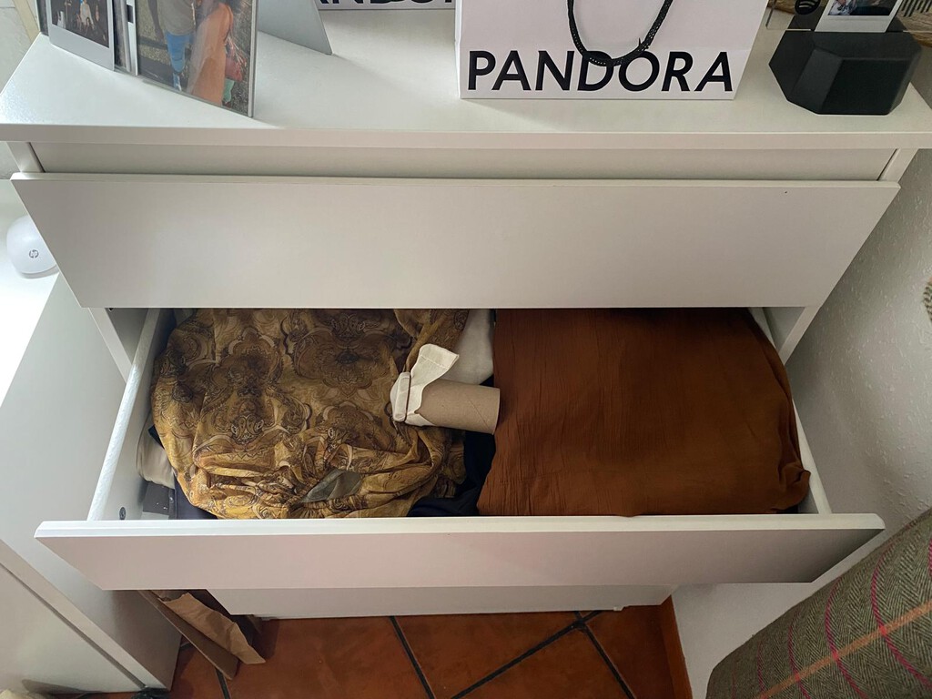 Guarda los tubos de papel higiénico y reutilízalos como aromatizadores de ropa dentro de armarios y cojones