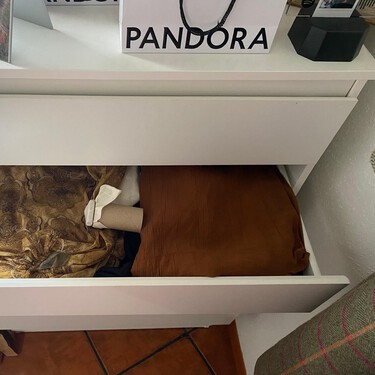 Guarda los tubos de papel higiénico y reutilízalos como aromatizadores de ropa dentro de armarios y cojones 