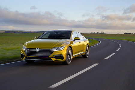 Todavía no es la versión que esperamos, pero Volkswagen comienza a mostrar el lado atrevido del Arteon con el nuevo R-Line