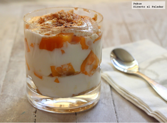 Falso tiramisú de mango servido en vaso, receta festiva