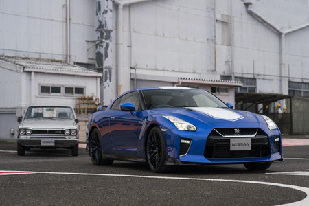 El Nissan GT-R celebra su 50 aniversario vistiéndose con el mítico color azul del Skyline GT-R R34