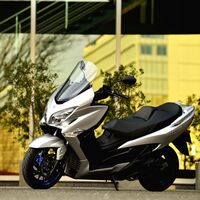 El Suzuki Burgman 400 se renueva para la Euro5, añade control de tracción y se deja 2 CV por el camino