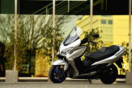 El Suzuki Burgman 400 se renueva para la Euro5, añade control de tracción y se deja 2 CV por el camino