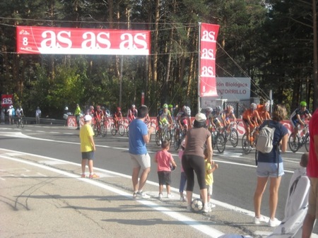 Los niños entusiasmados con la Vuelta Ciclista a España 2012