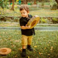La ley Montessori que explica por qué los niños se empecinan en cargar cosas pesadas 