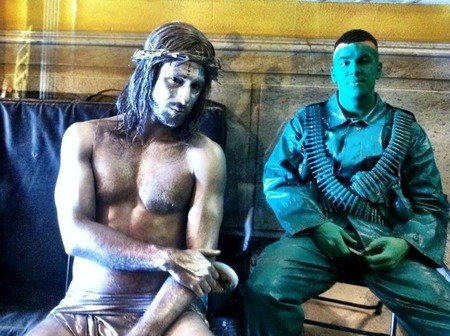 Mario Casas y Hugo Silva: Plastificado y hecho un Cristo
