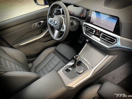 BMW 330i habitáculo