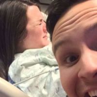 Un padre la lía haciéndose una "selfie" en pleno parto de su mujer