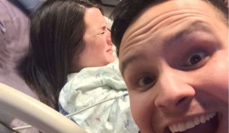 Un padre la lía haciéndose una "selfie" en pleno parto de su mujer