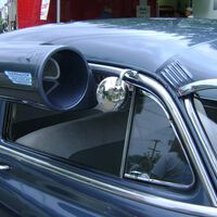 No es un torpedo pegado a la ventanilla. Este cacharro era mejor que un abanico cuando aún no se había inventado el aire acondicionado en los coches 