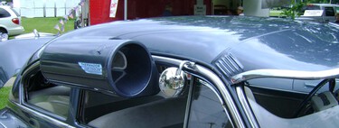 No es un torpedo pegado a la ventanilla. Este cacharro era mejor que un abanico cuando aún no se había inventado el aire acondicionado en los coches 