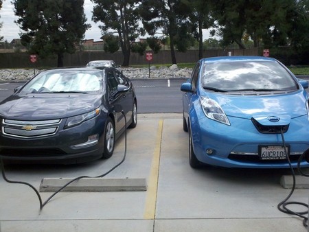 Chevrolet Volt y Nissan LEAF cargando