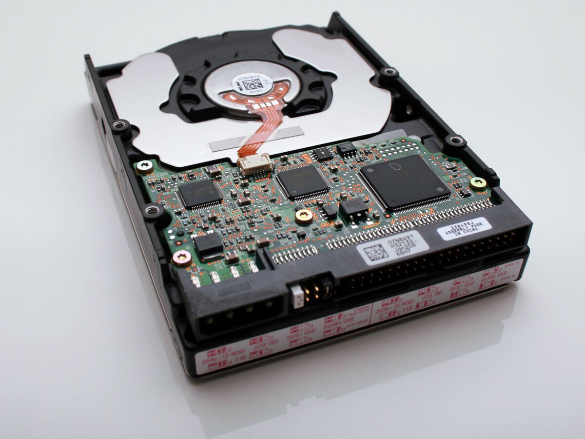 Tiró a la basura un disco duro con 258 millones de euros en Bitcoin hace 10  años: quiere seguir buscándolo en el vertedero