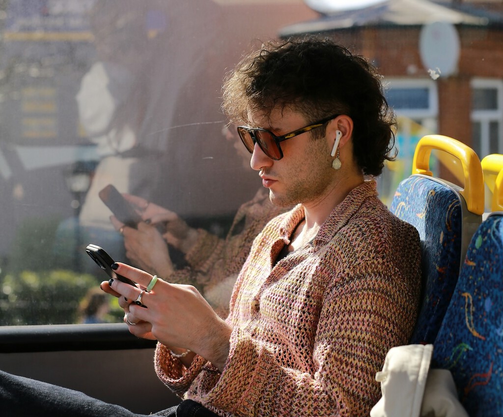 Usar el móvil en el transporte público es tan incómodo como insoportable. Android quiere ponerle fin con un ingenioso ajuste 