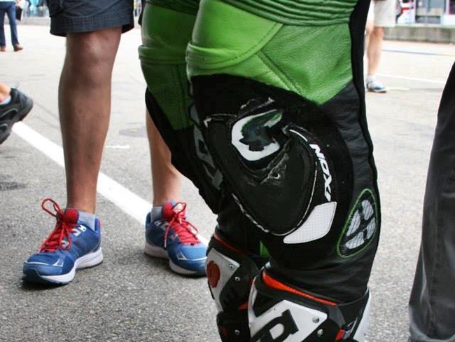 MotoGP Alemania 2015: así quedo la deslizadera izquierda de Bradley Smith