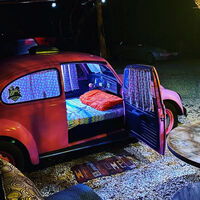 No lo llames glamping. Llámalo dormir incómodo en un Volkswagen Escarabajo camper o una avioneta a precio de hotel