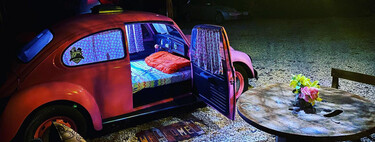 No lo llames glamping. Llámalo dormir incómodo en un Volkswagen Escarabajo camper o una avioneta a precio de hotel