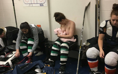 Las bonitas imágenes de una madre jugadora de hockey, amamantando a su bebé antes de un juego