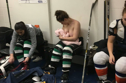 Las bonitas imágenes de una madre jugadora de hockey, amamantando a su bebé antes de un juego 