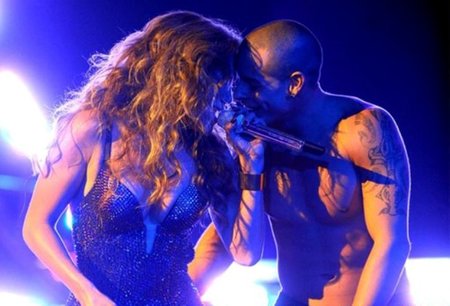 Casper lleva a Jennifer Lopez en más lugares además de en el corazón