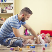 Aprobado el permiso de paternidad de ocho semanas en 2019 y su ampliación progresiva hasta las 16 semanas en 2021