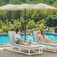 Esta sombrilla de jardín triple es un salvavidas en verano: protege de los rayos UV, del agua y está bastante rebajada  