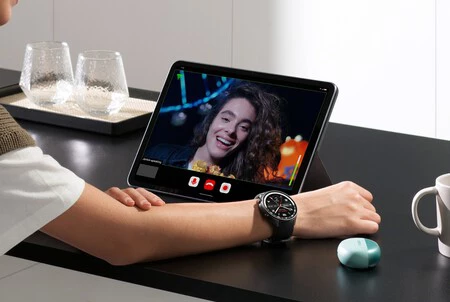 ケース内の OnePlus Buds Pro 3 および OnePlus Watch 2R の隣にある OnePlus Pad